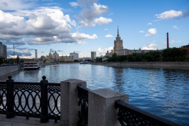 Yazın gökyüzünün, bulutların ve fırtına öncesi gökyüzünün yansımaları.