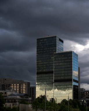 Yazın gökyüzünün, bulutların ve fırtına öncesi gökyüzünün yansımaları.