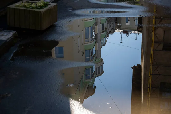 Stadtansichten Spiegelungen Pfützen Nach Regen — Stockfoto