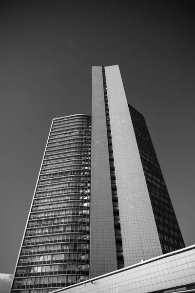 Edifícios Altos Reflexos Céu Nuvens Céu Pré Tempestade Verão — Fotografia de Stock