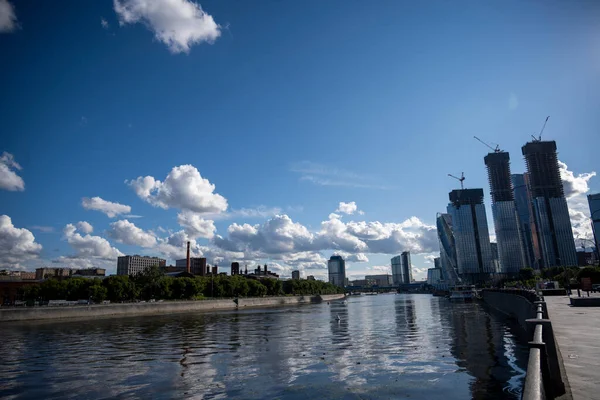 Immeubles Grande Hauteur Reflets Ciel Des Nuages Ciel Avant Tempête — Photo