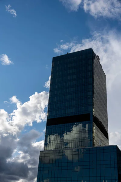 Toronyházak Tükröződik Felhők Vihar Előtti Nyáron — Stock Fotó