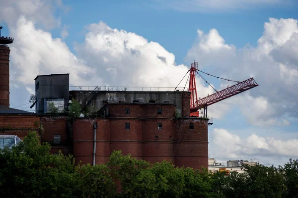 Oude Rode Baksteen Fabriek Als Een Middeleeuws Fort Tegen Een — Stockfoto
