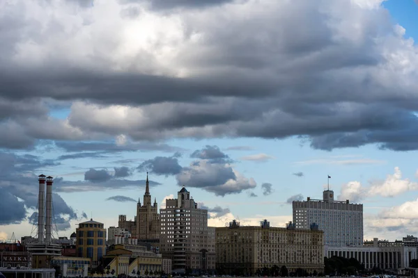 夏季的高层建筑物反射着天空 云彩和风暴前的天空 — 图库照片