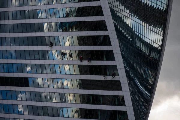 Ipari Mászók Egy Gyönyörű Felhőkarcolón Felhők Tükrében — Stock Fotó