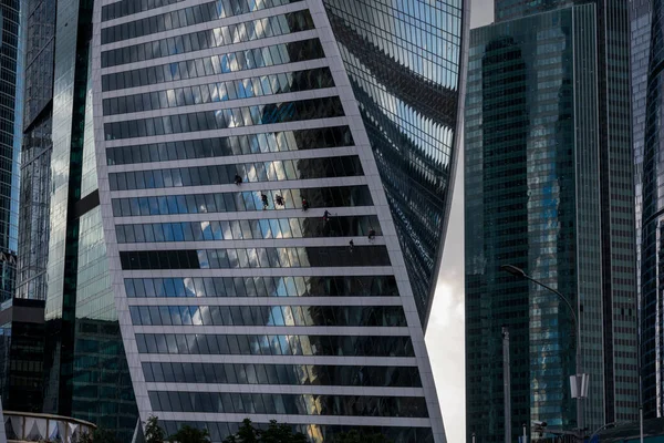 Escaladores Industriais Belo Arranha Céu Contra Pano Fundo Reflexão Das — Fotografia de Stock