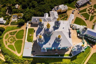Yazın şehrin panoramik manzarası. Bir tepedeki tapınak insansız hava aracı tarafından filme alınıyor.
