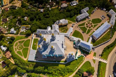 Yazın şehrin panoramik manzarası. Bir tepedeki tapınak insansız hava aracı tarafından filme alınıyor.