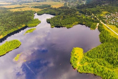 Şehir manzarası eski binalar, yeşil ağaçlar ve bir nehir.
