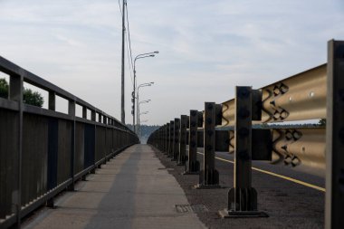 Demiryolu sabah erkenden sisli bir perspektiften uzaklaşıyor.