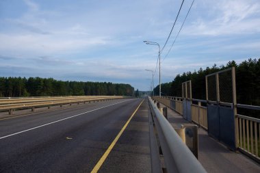 Demiryolu sabah erkenden sisli bir perspektiften uzaklaşıyor.