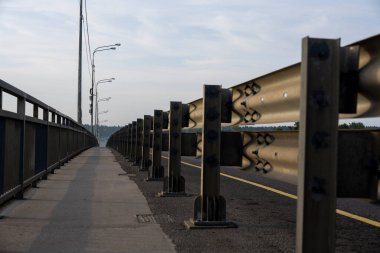 Demiryolu sabah erkenden sisli bir perspektiften uzaklaşıyor.
