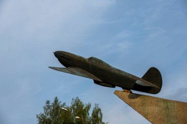 Mavi gökyüzüne karşı kaidede klasik bir uçak