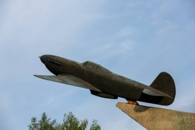 Mavi gökyüzüne karşı kaidede klasik bir uçak