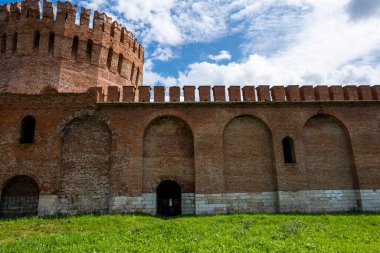 Yazın eski tuğla kale bulutlara karşı