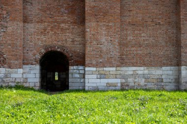 Yazın eski tuğla kale bulutlara karşı