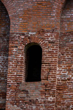 Yazın eski tuğla kale bulutlara karşı