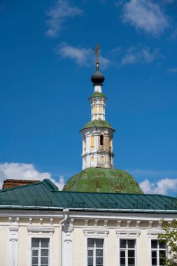 Şehir manzarası eski binalar, yeşil ağaçlar ve bir nehir.