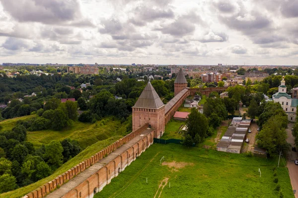 Gammal Tegel Fästning Sommaren Mot Bakgrund Moln — Stockfoto