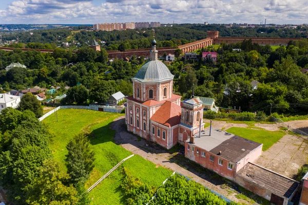 Вид Город Старыми Зданиями Зелеными Деревьями Рекой — стоковое фото