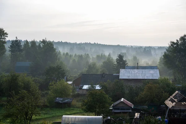 Рассвет Утром Тумане Над Зданиями Деревьями Полями — стоковое фото