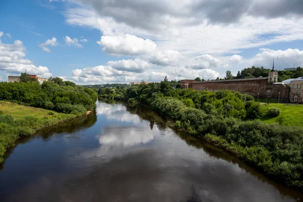 Stadtblick Mit Alten Gebäuden Und Grünen Bäumen Und Einem Fluss — Stockfoto