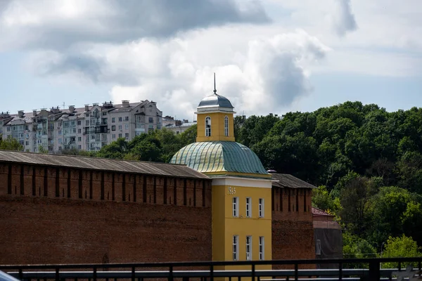 Widok Miasto Starymi Budynkami Zielonymi Drzewami Rzeką — Zdjęcie stockowe