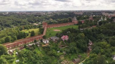 İHA yüksekliğinden geometrik parka sahip altın kubbeleri olan koyu renkli tapınak