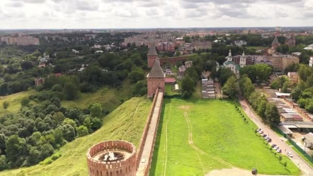 Храм Темного Кольору Золотими Куполами Геометричним Парком Висоти Безпілотника — стокове відео