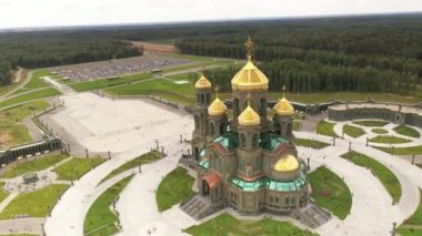 İHA yüksekliğinden geometrik parka sahip altın kubbeleri olan koyu renkli tapınak