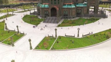 İHA yüksekliğinden geometrik parka sahip altın kubbeleri olan koyu renkli tapınak