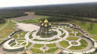 İHA yüksekliğinden geometrik parka sahip altın kubbeleri olan koyu renkli tapınak