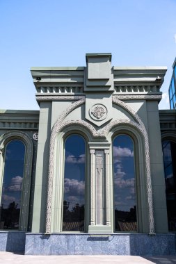 Gökyüzünün yansıması ve bulutlar eski bir evin geniş pencerelerinde