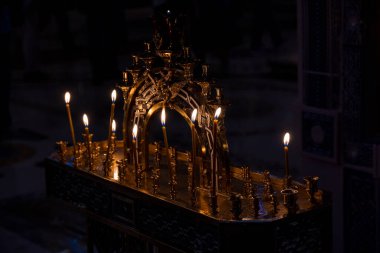 Mumları yanan mumlarla birlikte Ortodoks kilisesine koymak için şamdan.