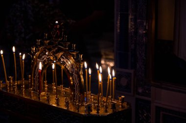 Mumları yanan mumlarla birlikte Ortodoks kilisesine koymak için şamdan.