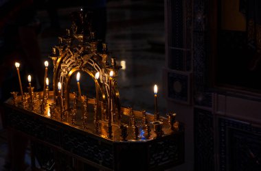 Mumları yanan mumlarla birlikte Ortodoks kilisesine koymak için şamdan.