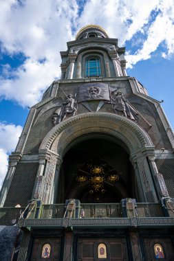 Parlak freskler ve tapınağın duvarındaki dini nesnelerin sembolleri.