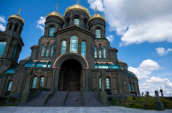 Blick Auf Einen Dunklen Tempel Mit Goldenen Kuppeln Vor Grauem — Stockfoto