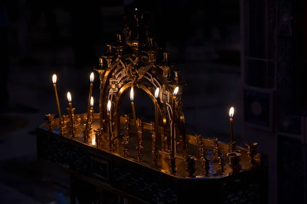 Candelabro Para Poner Velas Una Iglesia Ortodoxa Con Velas Encendidas —  Fotos de Stock