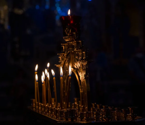 Candelabro Para Poner Velas Una Iglesia Ortodoxa Con Velas Encendidas —  Fotos de Stock