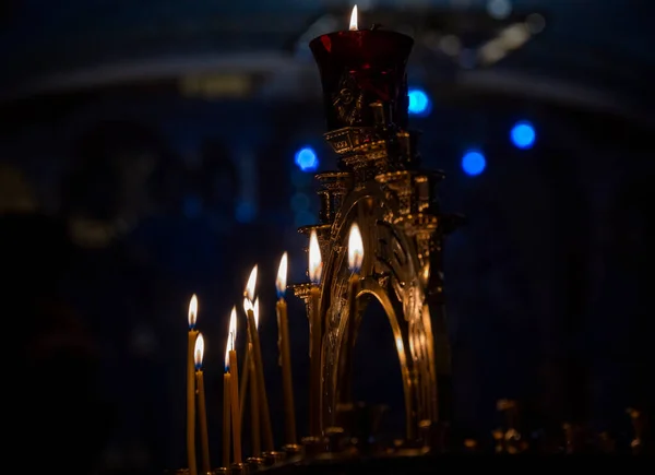 Candelabro Para Poner Velas Una Iglesia Ortodoxa Con Velas Encendidas —  Fotos de Stock