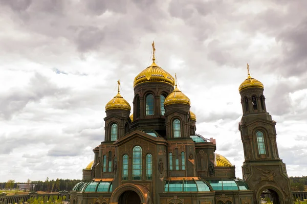 İHA yüksekliğinden geometrik parka sahip altın kubbeleri olan koyu renkli tapınak