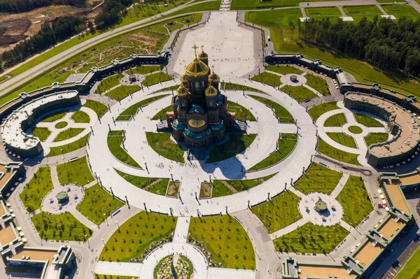 Donkere Kleur Tempel Met Gouden Koepels Met Geometrische Park Van — Stockfoto