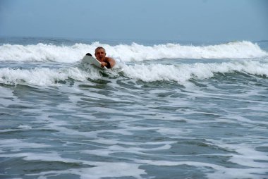 Borneo 'da sörf dalgaları üzerinde sörf yapmayı öğrenmek