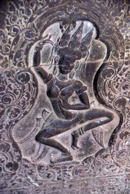 Angkor Watt 'ın tarihsel kompleksindeki mimari çözümlerde tanrıların heykelleri ve kabartmaları.