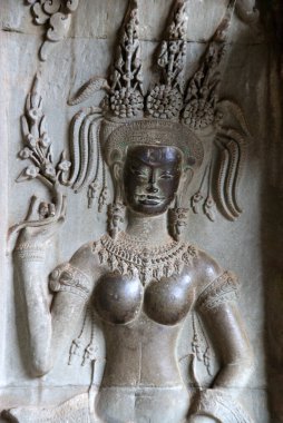 Angkor Watt 'ın tarihsel kompleksindeki mimari çözümlerde tanrıların heykelleri ve kabartmaları.