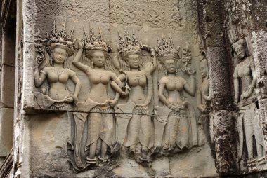 Angkor Watt 'ın tarihsel kompleksindeki mimari çözümlerde tanrıların heykelleri ve kabartmaları.