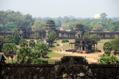 Angkor Watt 'ın tarihsel kompleksindeki mimari çözümlerde tanrıların heykelleri ve kabartmaları.