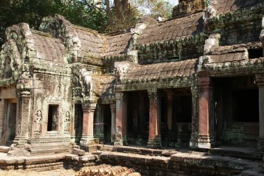 Angkor Watt 'ın tarihsel kompleksindeki mimari çözümlerde tanrıların heykelleri ve kabartmaları.