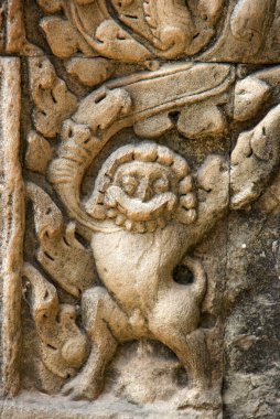 Angkor Watt 'ın tarihsel kompleksindeki mimari çözümlerde tanrıların heykelleri ve kabartmaları.